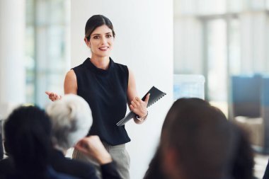 İnsanlar konuşmalardan ve konuşmalardan ilham almak için konferanslara katılıyorlar.