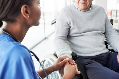 Ellerini uzman sağlık hizmetlerine koyuyor.