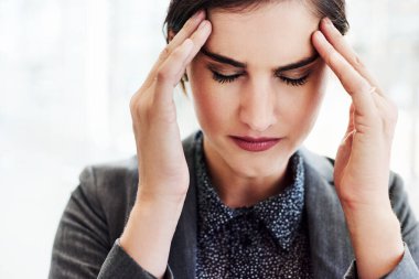 Başım çok kötü ağrıyor.