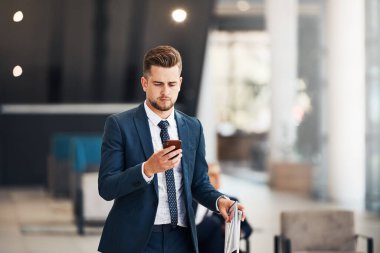 Uçağa binmeden önce e-postalarıma bakıyorum.