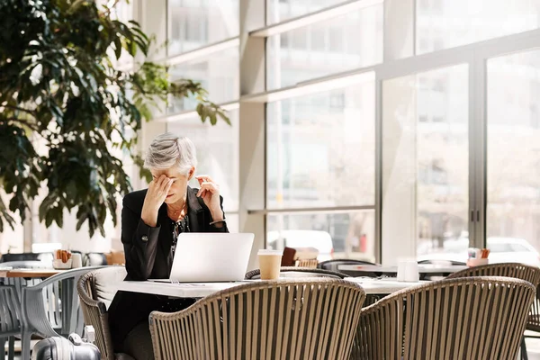 Devia ter pedido uma aspirina com aquele café. — Fotografia de Stock