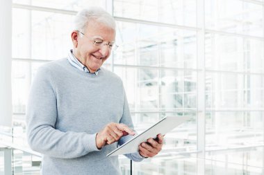 Bu onun vazgeçilmez bir aracı haline geldi.