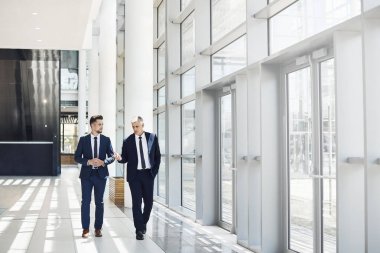 CEO 'dan öğrenebileceği her şeyi öğreniyor.