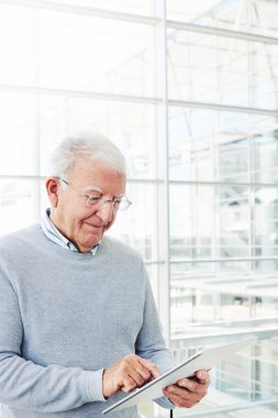 Gününü akıllı uygulamalarla düzenliyor.