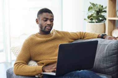 Çevrimiçi birçok siteye göz atılıyor