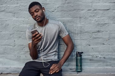 Mesajları kontrol etmek için zaman ayırıyorum.