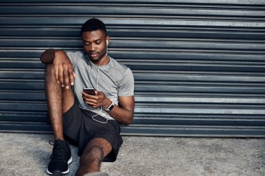 İnternetten en sevdiği fitness derslerini izliyorum.