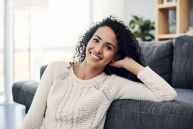 Tek başıma olmak beni büyük bir mutlulukla dolduruyor.