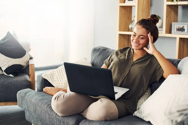 Taking her downtime to the internet — Φωτογραφία Αρχείου