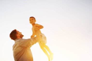 Onlara özgür olmaları ve çocukluklarının tadını çıkarmaları için bir şans ver.