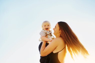Tatlı kıkırdamalarını duymak bana zevk veriyor.