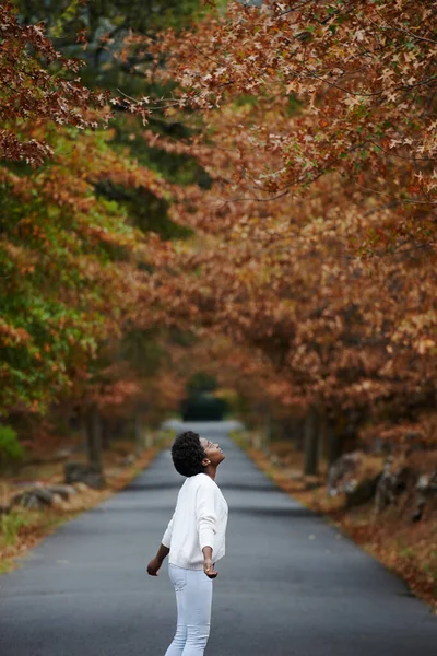 В захваті від краси Осені — стокове фото