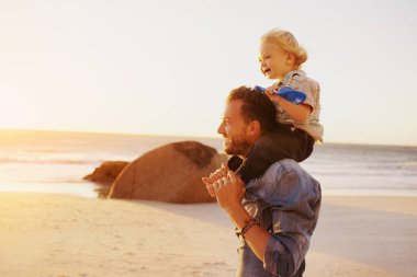 Kumsalı çok sever, tıpkı babası gibi.