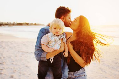 Sevgi dolu ebeveynlerle büyümek paha biçilemez.