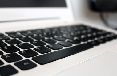 Ofis siyah düğmeli beyaz dizüstü klavye