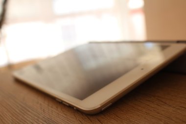 Modern beyaz tablet ahşap masa üzerinde