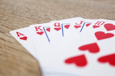 Floş royal ile poker oyunu kazanma