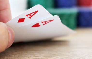 Poker eli iki as ve patates kızartması ile