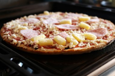 Donmuş pizza jambon ve ananas plaka üzerinde