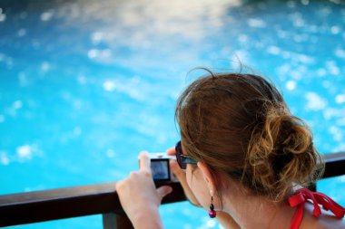 Genç kadın fotoğraf kamera ile tatil yapar