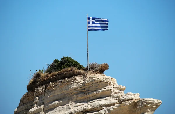 Прапор Греції на скелі в море — стокове фото