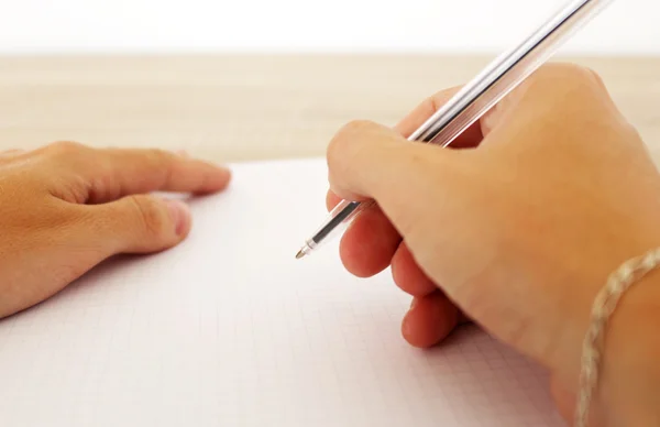 Man is het schrijven op het papier met pen — Stockfoto
