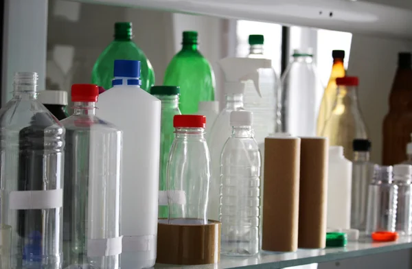 Gruppo di bottiglie in plastica PET per bevande — Foto Stock