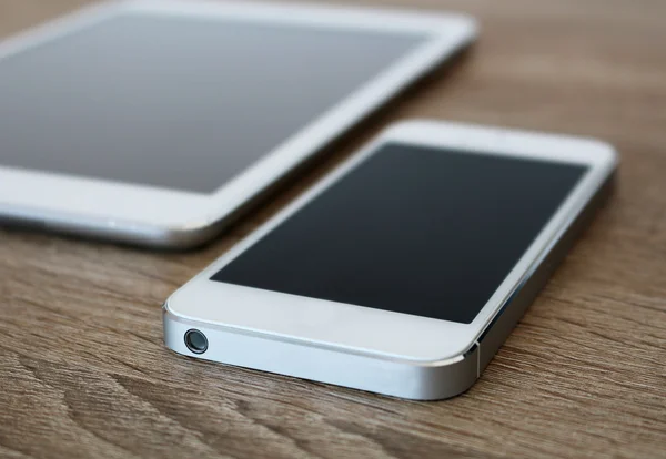 Szczegóły biały telefon komórkowy i białe tabletki — Zdjęcie stockowe