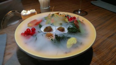 Sonbahar stiliyle süslenmiş tatlı tabağı: sis, böğürtlen ve yapraklar, koniler, haute mutfağı