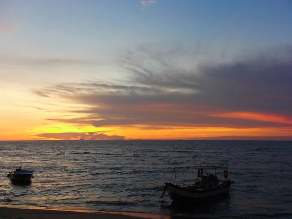 Deux Bateaux Bord Mer Contre Coucher Soleil Pinang Malaisie Espace — Photo