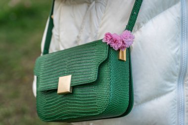 Yeşil Kadın Sürüngen Deri Taklidi Çapraz Çantalı Pembe Kiraz Çiçekleri Kadınların Omuzlarına Sarkmış Omuzlara Yakın Çekim.