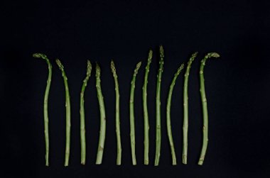 Siyah fotokopi arkaplanda yeşil taze kuşkonmaz.