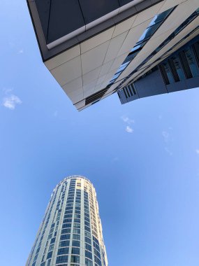 Uzun gökdelenlerin alçak görüntüsü binalar ve mavi gökyüzü Londra, İngiltere 'de.