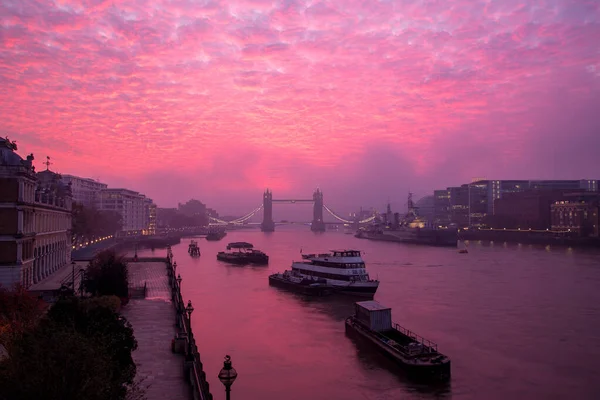 Vibrant altocumulus sunrise cloud above the River Thames in London, England — Stock Photo, Image