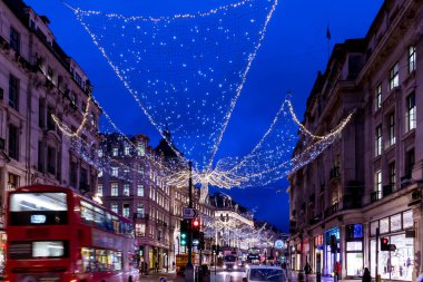 Londons Regent St Festivali sokak lambaları ve süslemeleri
