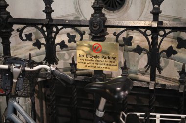 Bisiklet park yasağı tabelasının hemen altına park edilmiş.