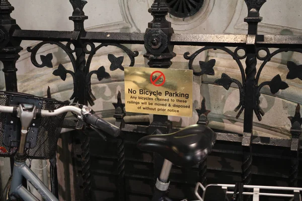 Kolo zaparkované těsně pod značkou No Bicycle Parking — Stock fotografie