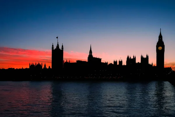 Sylwetka Big Bena i Parlamentu, Londyn przeciwko pomarańczowemu zachodowi słońca — Zdjęcie stockowe