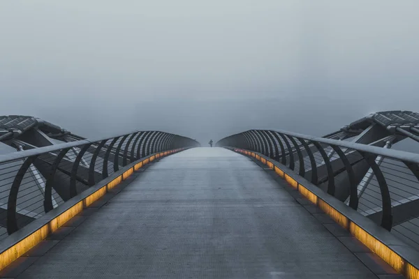 Міст тисячоліття у густому тумані - вибірковий колір — стокове фото