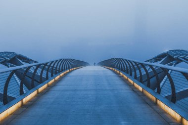 Ağır siste Milenyum Köprüsü