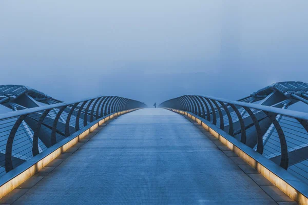 千禧桥在大雾中 — 图库照片