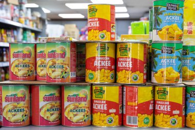 Londra 'da bir dükkanda satışta olan konserve ackee çeşitleri.