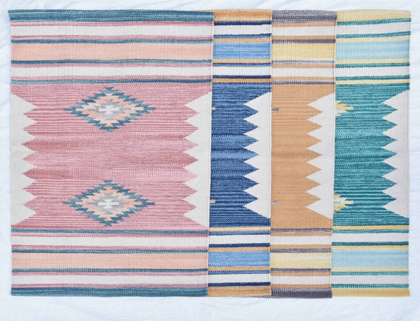 Yüksek çözünürlüklü moda desenleri ve renkleri olan Alan Halıları ve El Loom Halısı