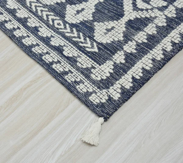 Yüksek çözünürlüklü modele ve renklere sahip orijinal el halıları ve halıları