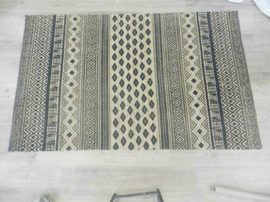 Yüksek çözünürlüklü modele ve renklere sahip orijinal el halıları ve halıları