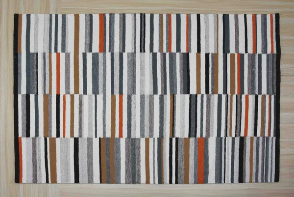 Yüksek çözünürlüklü modele ve renklere sahip orijinal el halıları ve halıları