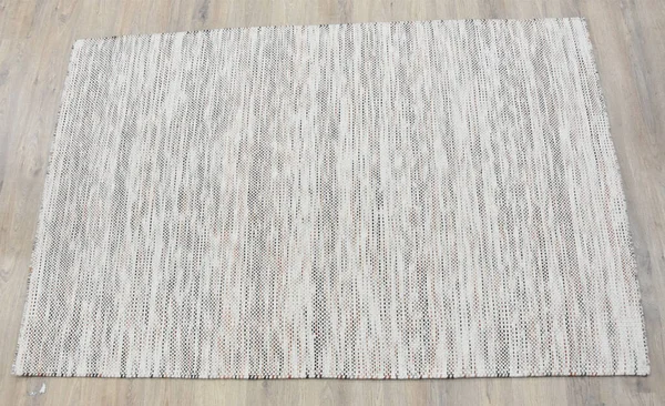 Yüksek çözünürlüklü modele ve renklere sahip orijinal el halıları ve halıları