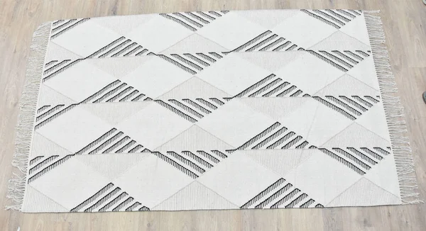 Yüksek çözünürlüklü modele ve renklere sahip orijinal el halıları ve halıları