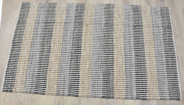 Yüksek çözünürlüklü modele ve renklere sahip orijinal el halıları ve halıları