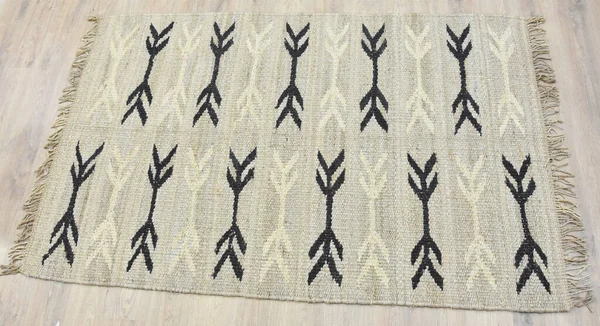 Yüksek çözünürlüklü modele ve renklere sahip orijinal el halıları ve halıları